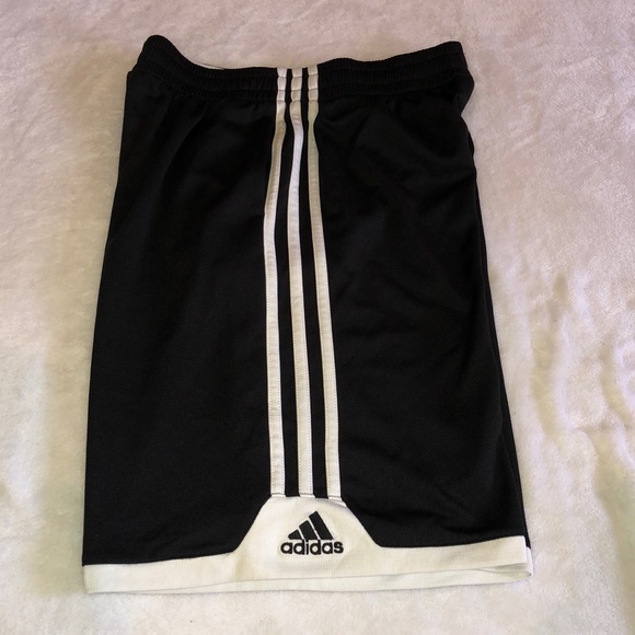 2 Adidas drawstring shorts with pockets - Picture 5 of 6